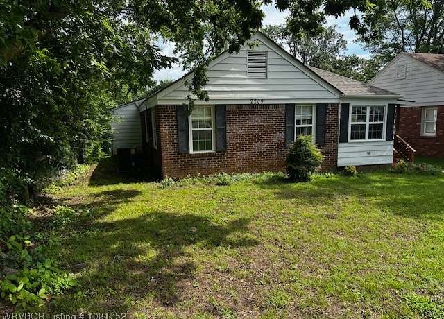Property at 2209 S S St, Fort Smith, AR 72901, 3 beds, 1.5 baths
