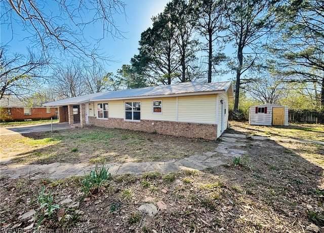 Property at 305 1/2 NW 4th St, Wilburton, OK 74578, 3 beds, 1 bath