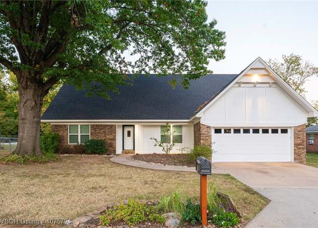 Property at 2805 S 65th St, Fort Smith, AR 72903, 4 beds, 2 baths