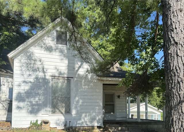 Property at 220 Fayetteville Rd, Van Buren, AR 72956, 2 beds, 2 baths