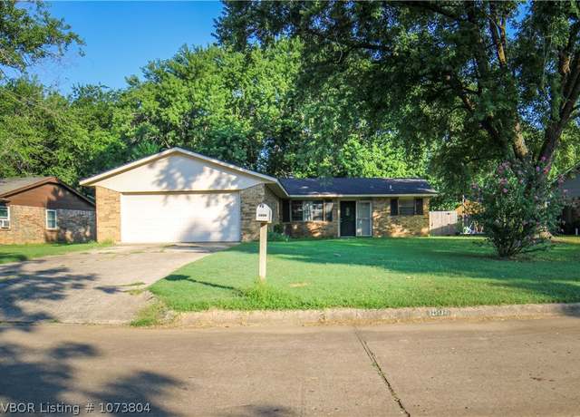 Property at 1904 Quail Run St, Muskogee, OK 74403, 3 beds, 2 baths