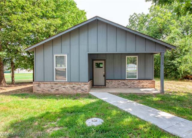 Property at 1112 E Wood St, Paris, AR 72855, 3 beds, 2 baths