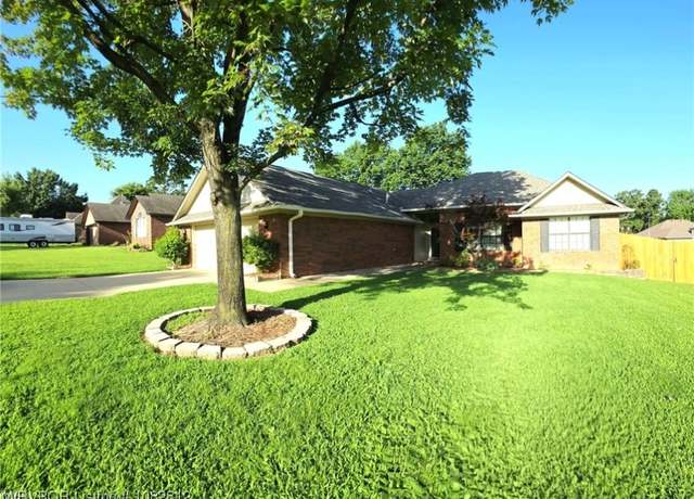 Property at 1707 Valley View St, Van Buren, AR 72956, 3 beds, 2 baths