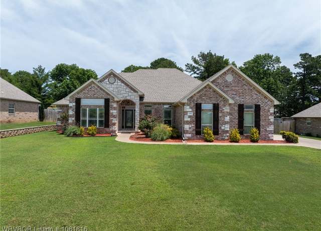Property at 12905 Limestone Dr, Fort Smith, AR 72916, 4 beds, 2.5 baths