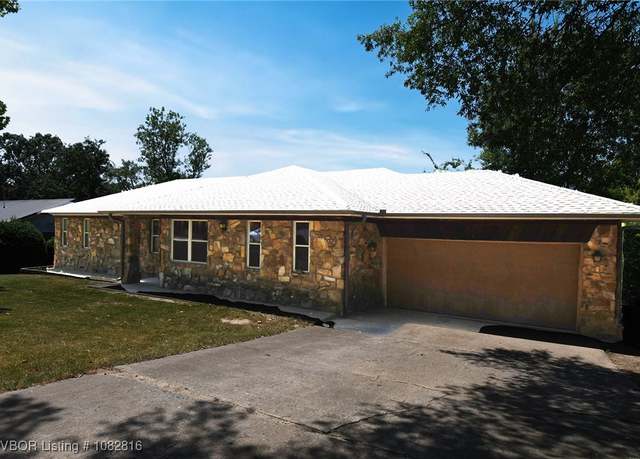 Property at 115 Crest Dr, Poteau, OK 74953, 3 beds, 2 baths