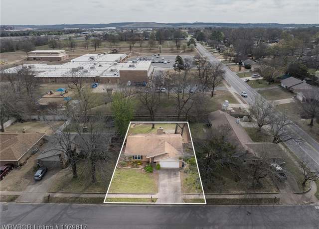 Property at 9425 Bryn Mawr Cir, Fort Smith, AR 72908, 3 beds, 2 baths