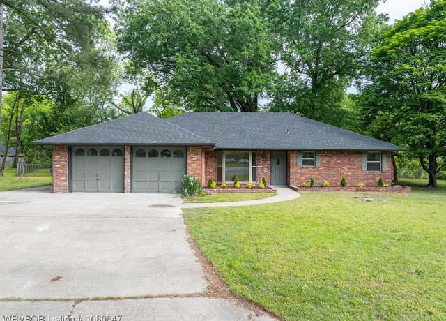 Property at 1725 N 46th Cir, Fort Smith, AR 72904, 4 beds, 2 baths