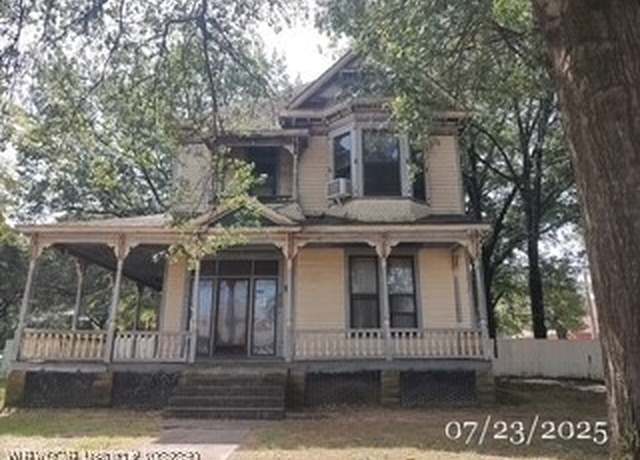 Property at 702 N 18th St, Fort Smith, AR 72901, 4 beds, 2 baths