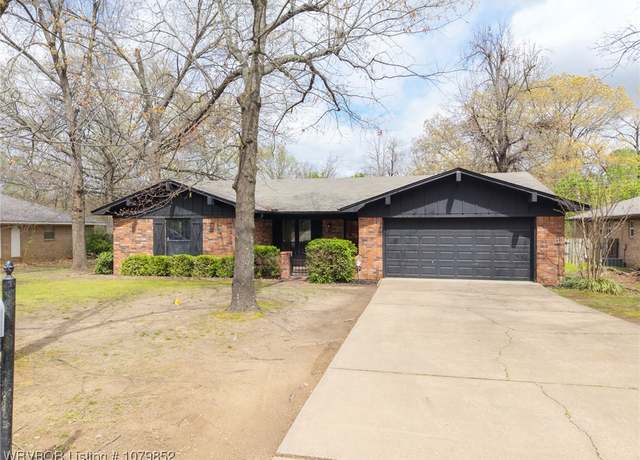 Property at 3215 S Fresno St, Fort Smith, AR 72903, 3 beds, 2 baths