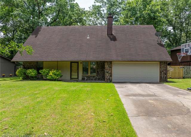Property at 3232 Edinburgh Dr, Fort Smith, AR 72908, 4 beds, 2 baths
