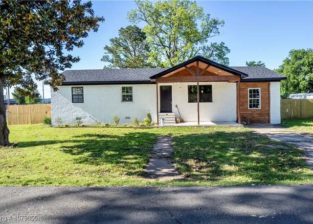 Property at 608 Grace St, Muldrow, OK 74948, 3 beds, 2 baths