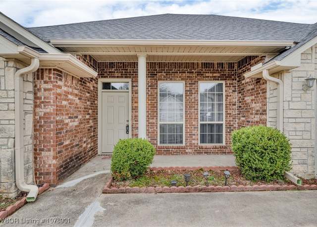 Property at 2723 Park Ave, Van Buren, AR 72956, 3 beds, 2 baths