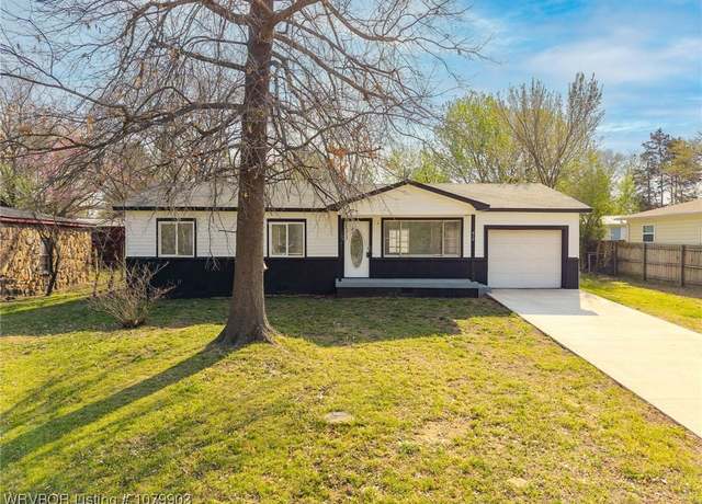 Property at 810 Highland St, Van Buren, AR 72956, 4 beds, 2 baths