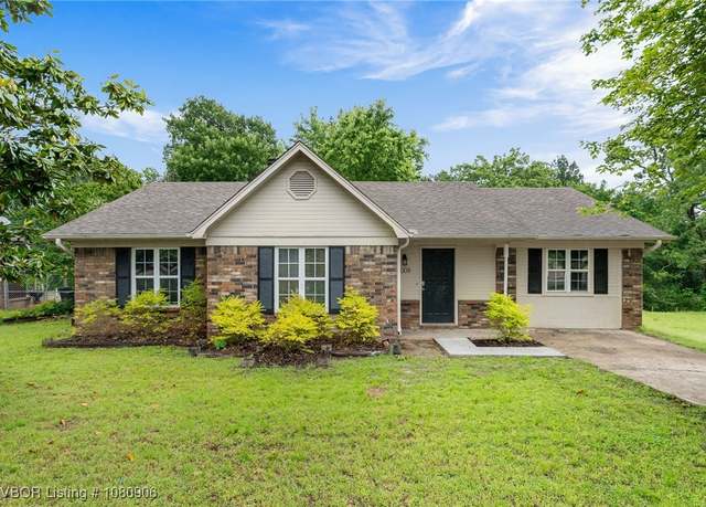 Property at 2008 N 30th St, Van Buren, AR 72956, 3 beds, 2 baths