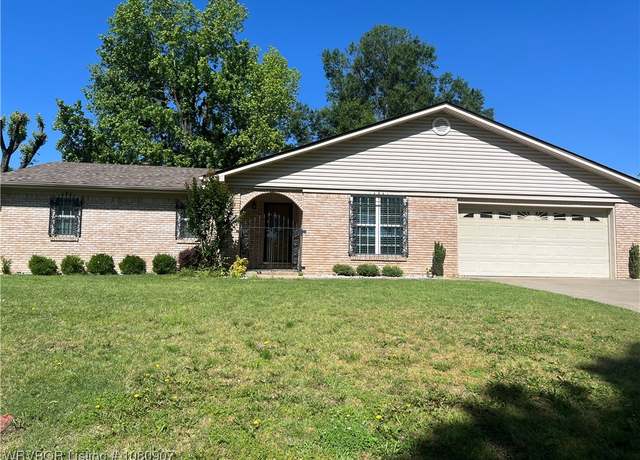 Property at 8012 Meadow Dr, Fort Smith, AR 72908, 3 beds, 2 baths