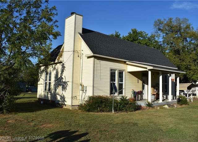 Property at 130 W Scott St, Magazine, AR 72943, 3 beds, 1 bath