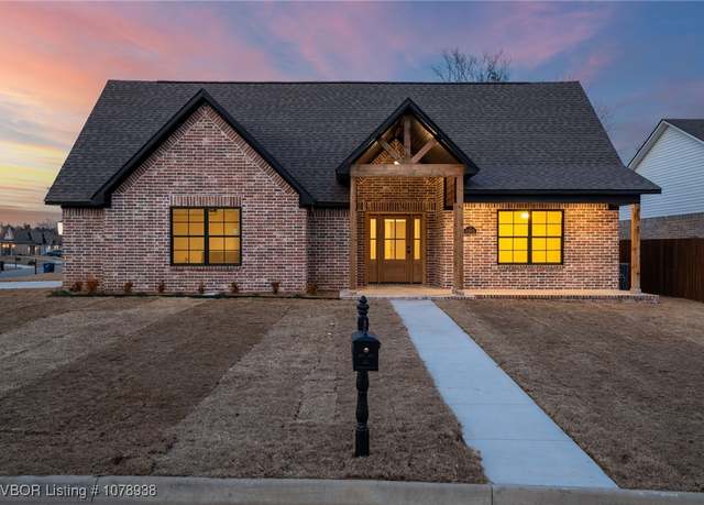 Property at 8301 Mclaren Dr, Fort Smith, AR 72916, 3 beds, 2 baths