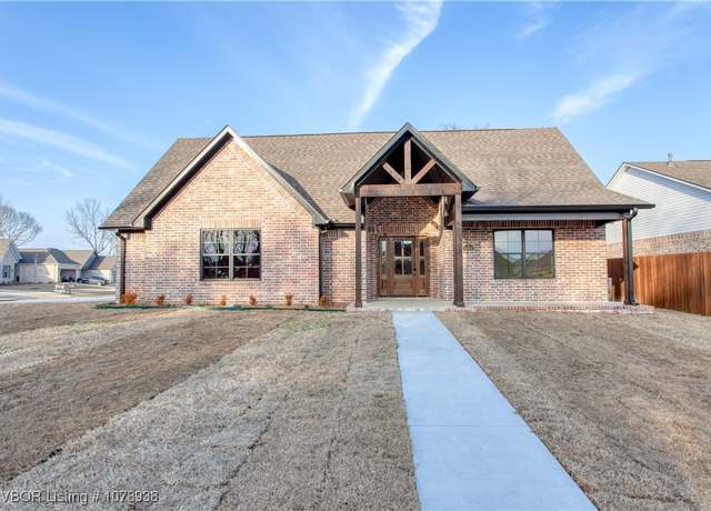 Property at 8301 Mclaren Dr, Fort Smith, AR 72916, 3 beds, 2 baths