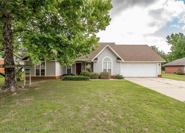 Property at 2402 Cardinal Ln, Poteau, OK 74953, 3 beds, 2 baths