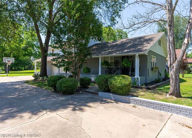 Property at 914 N 4th St, Paris, AR 72855, 3 beds, 2.5 baths