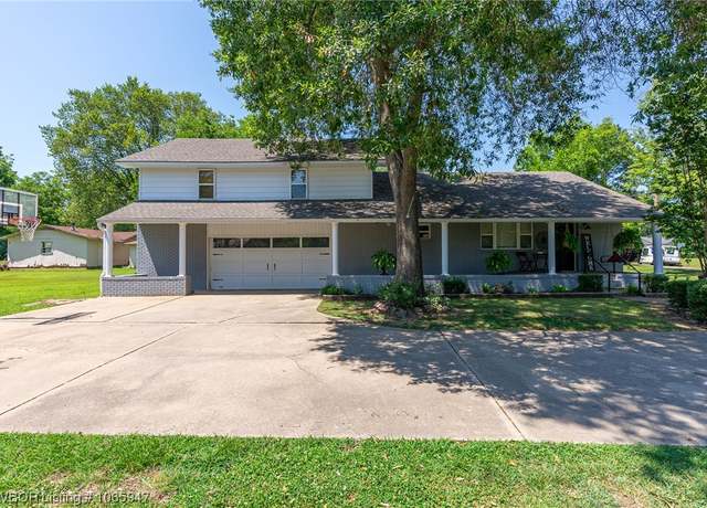 Property at 914 N 4th St, Paris, AR 72855, 3 beds, 2.5 baths