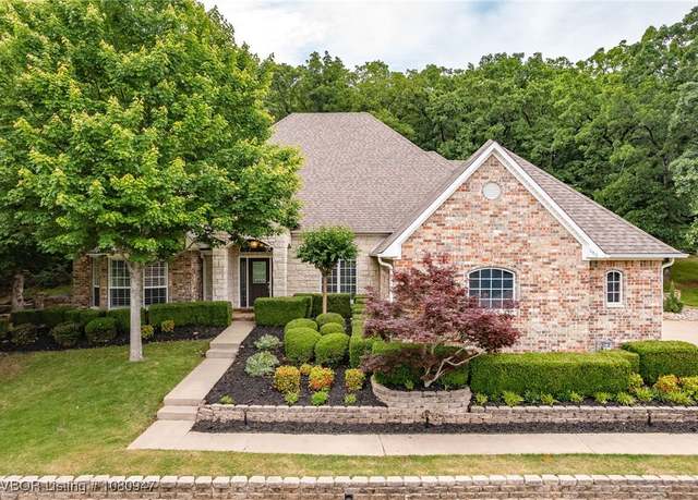 Property at 2912 S Cliff Dr, Fort Smith, AR 72901, 4 beds, 3.5 baths