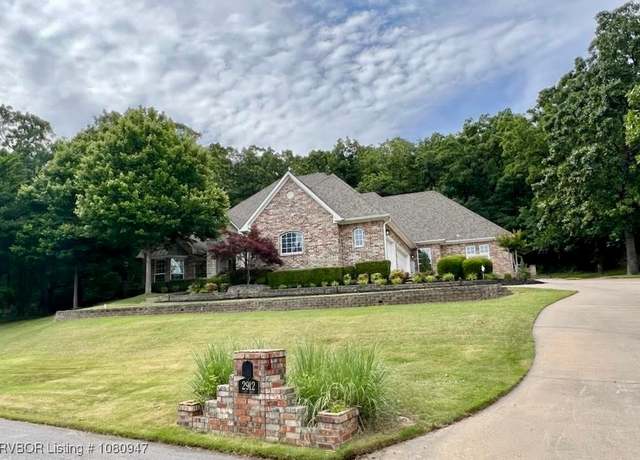 Property at 2912 S Cliff Dr, Fort Smith, AR 72901, 4 beds, 3.5 baths
