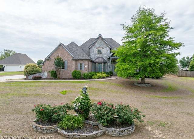 Property at 6800 Highland Park Dr, Fort Smith, AR 72916, 4 beds, 3.5 baths