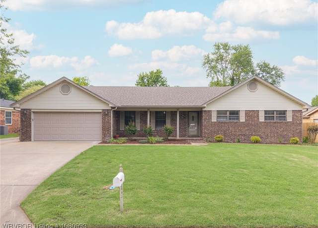 Property at 1401 Meadow Cir, Fort Smith, AR 72908, 3 beds, 2 baths