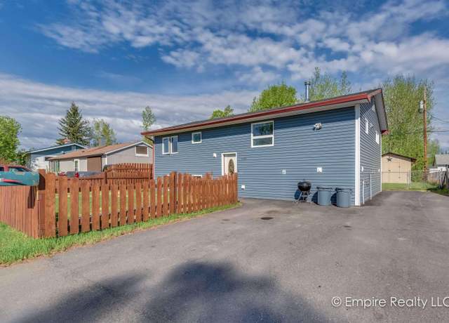 Property at 1527 Noble St, Fairbanks, AK 99701, 5 beds, 2 baths