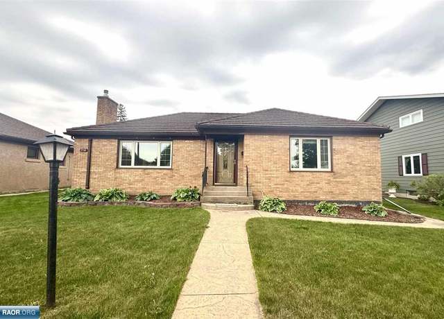 Property at 716 9th St, Virginia, MN 55792, 2 beds, 2 baths