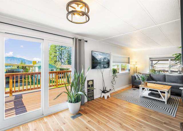 Property at 302 School Rd #12 Rd, Hope, ID 83836, 3 beds, 2 baths