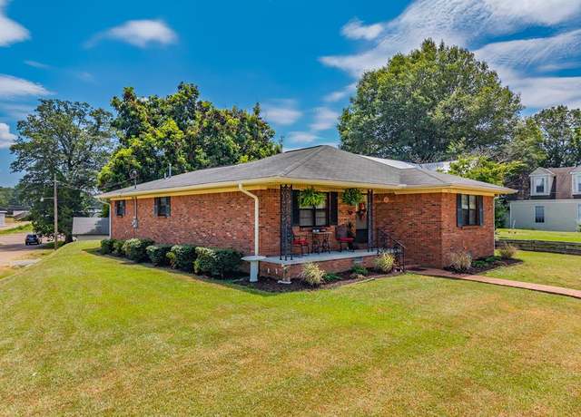 Property at 912 N Main St, Water Valley, MS 38965, 2 beds, 1.5 baths