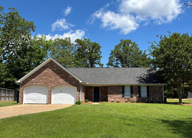 Property at 822 Deerfield Dr, Oxford, MS 38655, 3 beds, 2 baths
