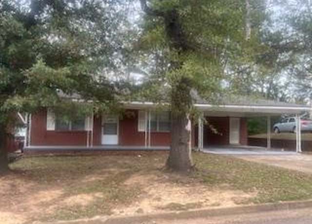 Property at 1110 Berry St, Grenada, MS 38901, 3 beds, 2 baths