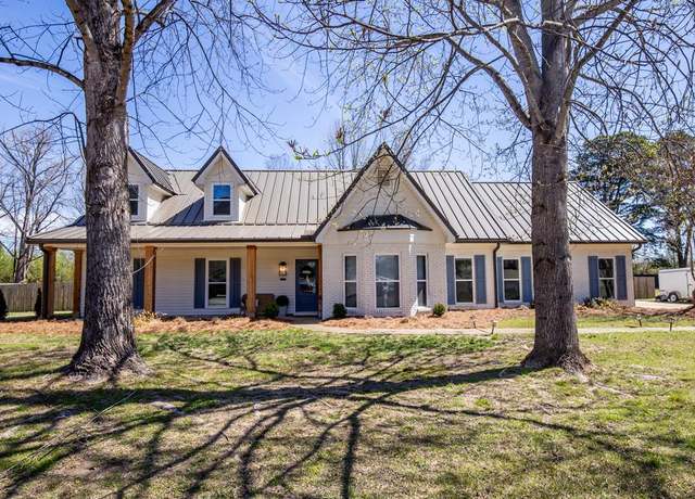 Property at 124 Hillside Dr, Oxford, MS 38655, 5 beds, 3 baths
