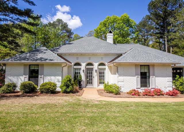 Property at 412 Meadowlawn Dr, Oxford, MS 38655, 4 beds, 2 baths