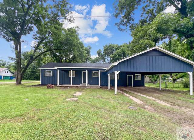Property at 218 S Centre St, De Kalb, TX 75559, 4 beds, 3 baths