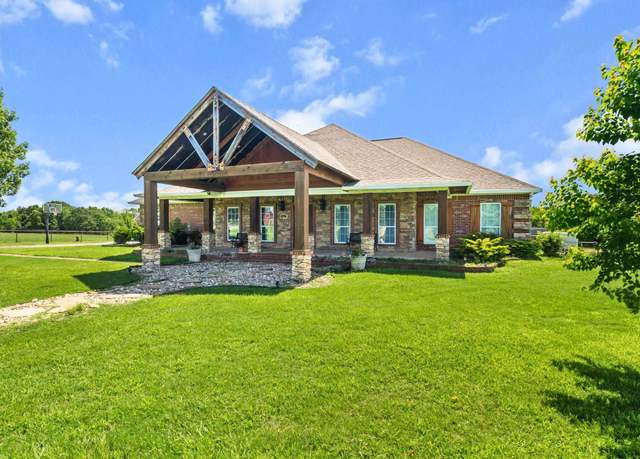 Property at 1142 Oakridge Dr, Texarkana, TX 75503, 5 beds, 3 baths