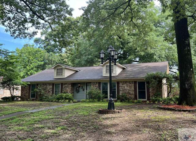 Property at 30 Broadmoor Dr, Texarkana, AR 71854, 4 beds, 2.5 baths