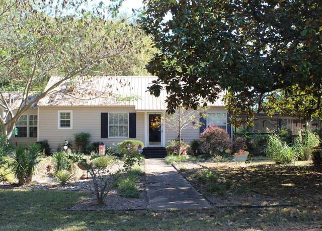 Property at 710 Austin St, Maud, TX 75567, 3 beds, 2.5 baths