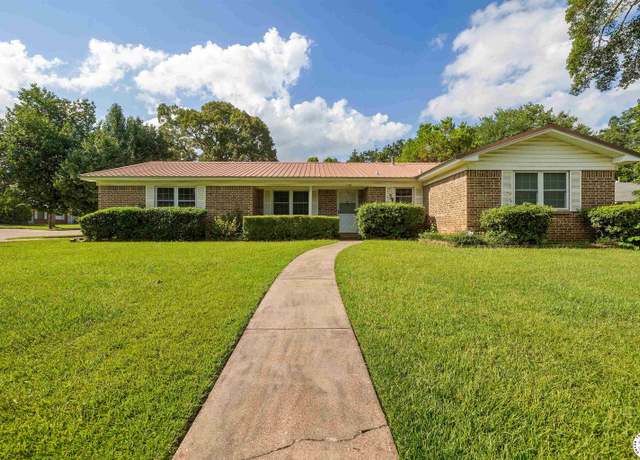 Property at 101 Melrose Dr, Texarkana, TX 75501, 3 beds, 2 baths