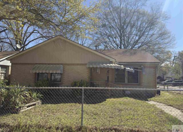 Property at 1302 Hickory St, Texarkana, AR 71854, 3 beds, 1.5 baths