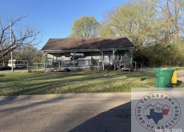 Property at 1105 Elm St, Texarkana, TX 75501, 2 beds, 1 bath
