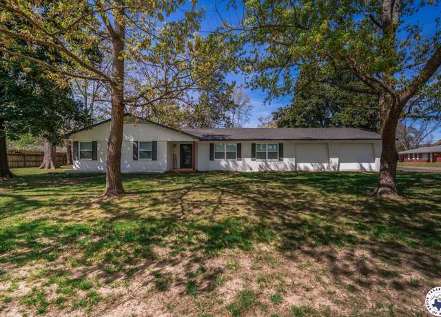 Property at 400 W Douglas, Jefferson, TX 75657, 4 beds, 2 baths