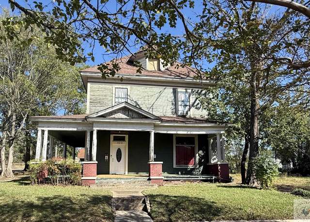 Property at 322 Pecan St, Texarkana, AR 71854, 4 beds, 2 baths