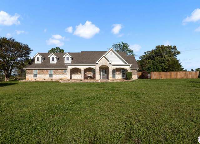 Property at 2 Tyler Ln, Hooks, TX 75561, 3 beds, 2.5 baths