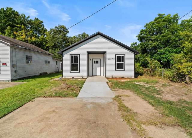 Property at 1317 Elm St, Texarkana, TX 75501, 3 beds, 2 baths