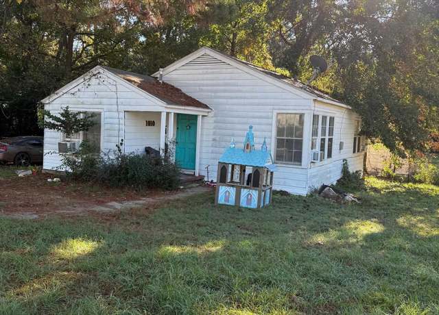 Property at 1010 Richmond Rd, Texarkana, TX 75503, 3 beds, 1 bath