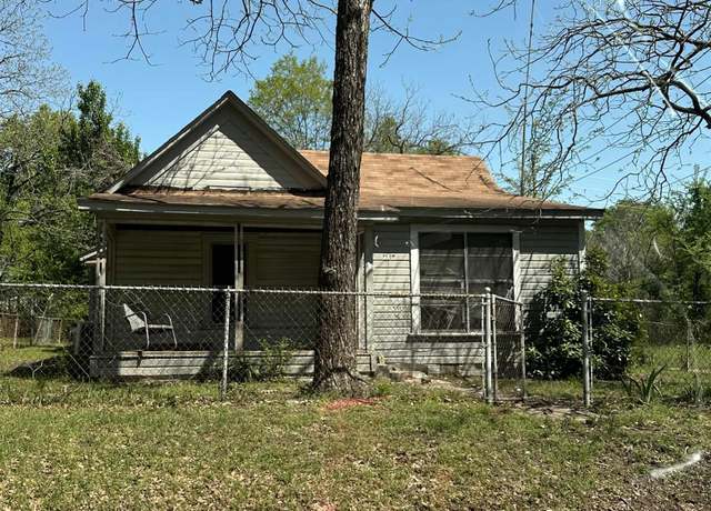 Property at 2300 Bryan St, Texarkana, TX 75501, 3 beds, 2 baths